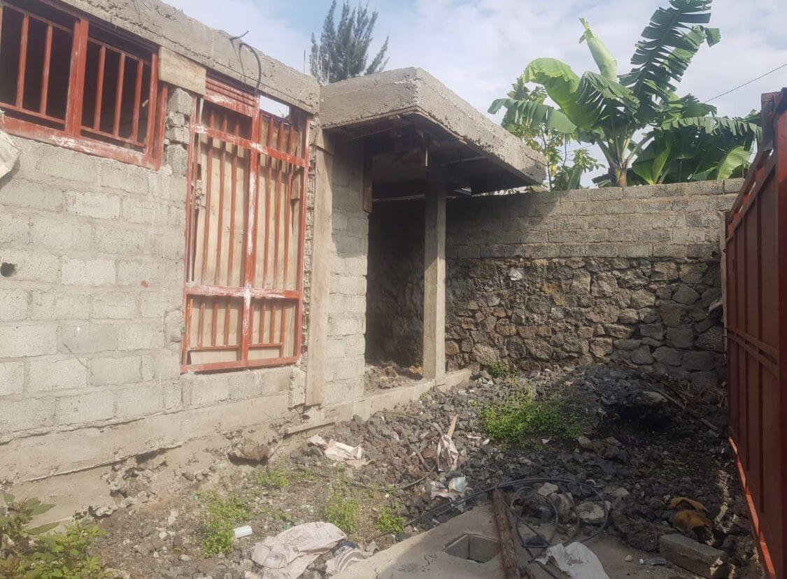 Maison inachevée en vente à Himbi